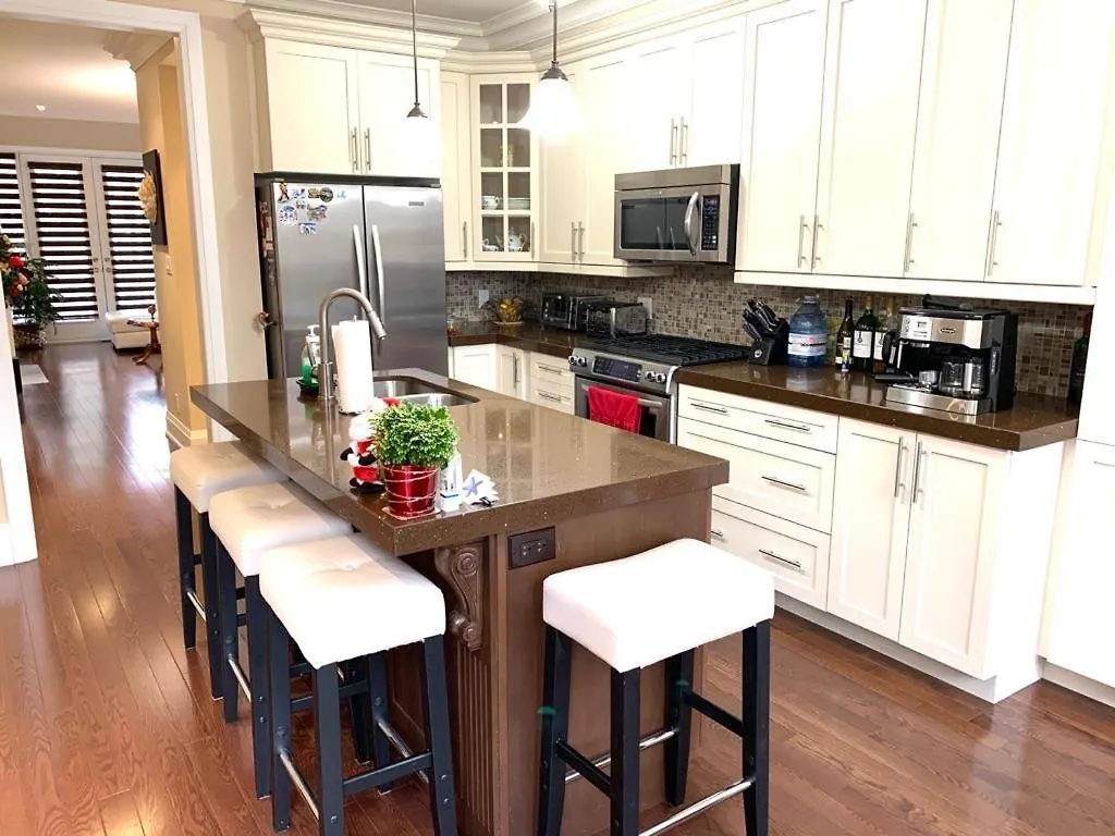 Luxury Home - Upper Toronto Beaches 4*,